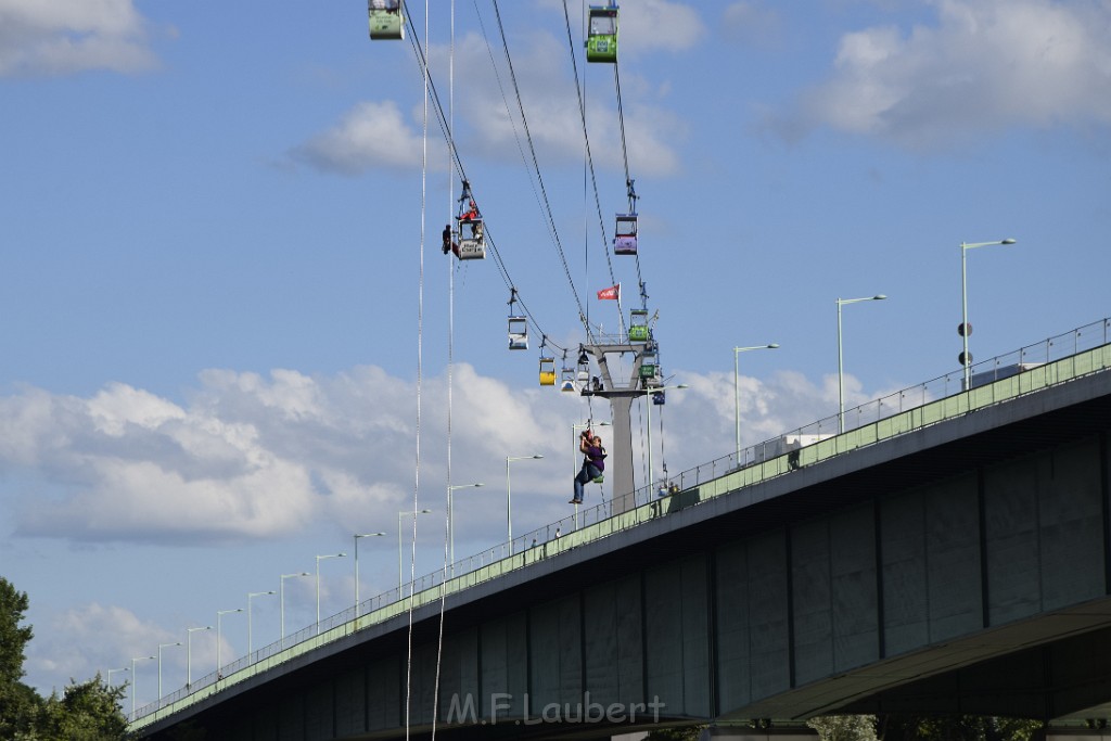 Koelner Seilbahn Gondel blieb haengen Koeln Linksrheinisch P461.JPG - Miklos Laubert